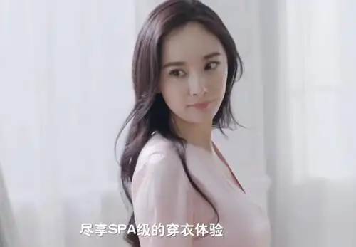 杨幂拍广告短片纯素颜出镜,当镜头特写到脸,才知她凭啥有自信