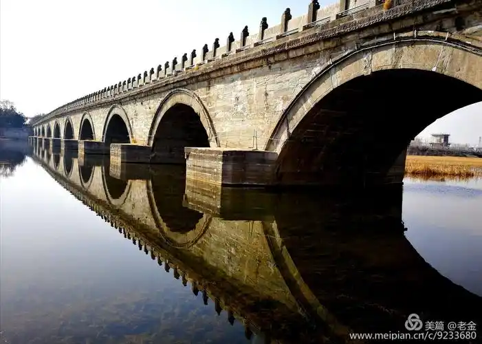 永定河上第一桥 最著名 最古老的卢沟桥横跨在这片水域之上.