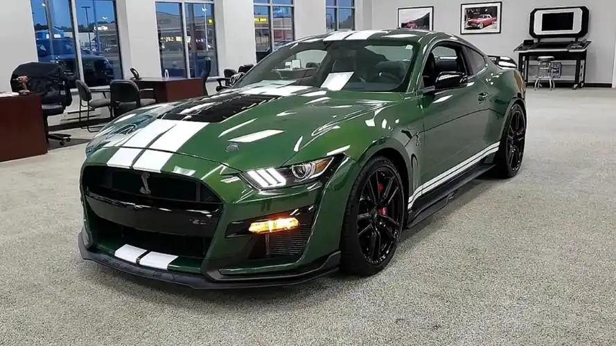 新车赏欣,实拍福特野马2022款全新谢尔比大蝰蛇绿gt500内外部细节展示
