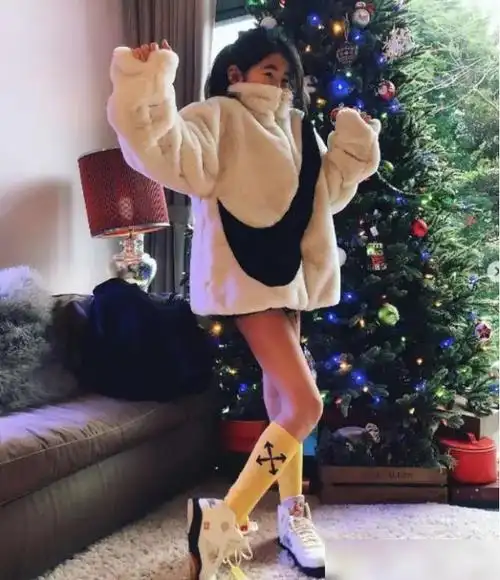 10岁曹华恩开挂式长大扎马尾辫穿皮草秀美腿时髦又贵气