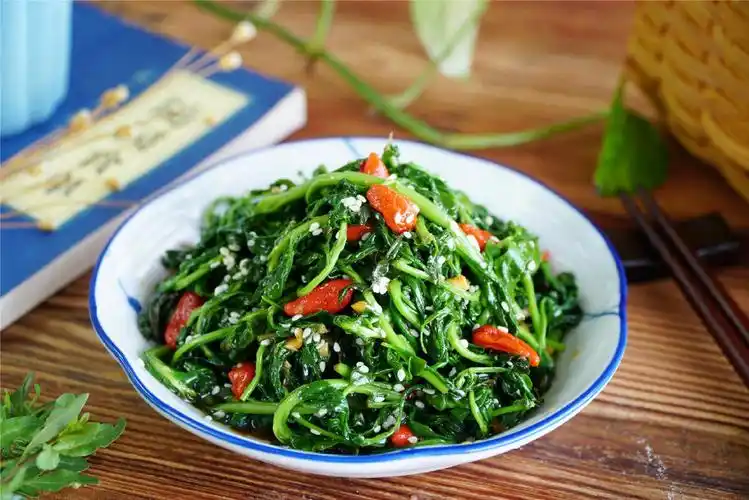 二,多吃枸杞【凉拌枸杞芽】