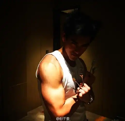 彭于晏晒出一组照片,照片中,彭于晏身穿白背心,胸肌若隐若现,手臂肌肉