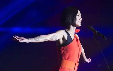 卢巧音身上拥有多个纹身,成为她独一无二的 trademark ,时至今天