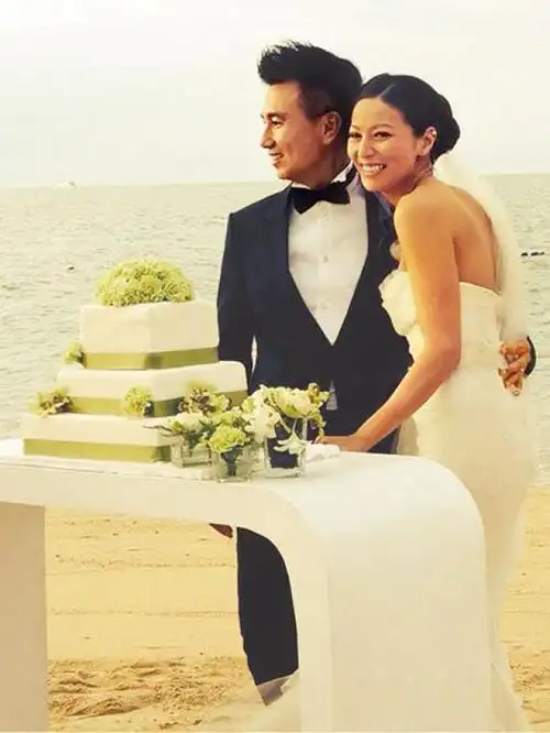 虽然接连受伤,好在滕丽名身边还有一个疼她爱她的好老公,希望女神伤情