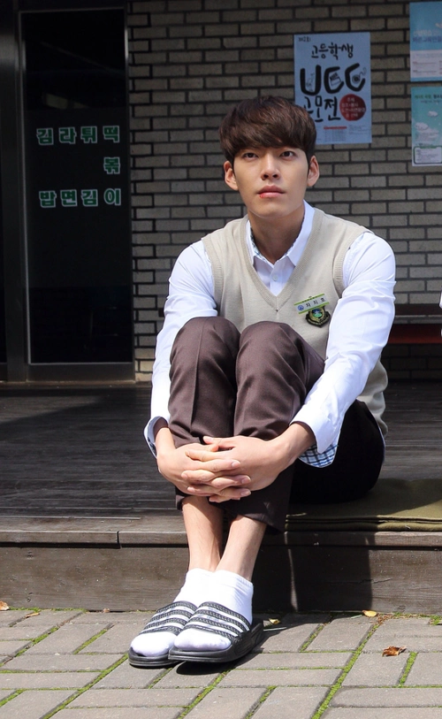 (拿图请先关注)金宇彬 长腿欧巴就是任性的可爱(>﹏<)