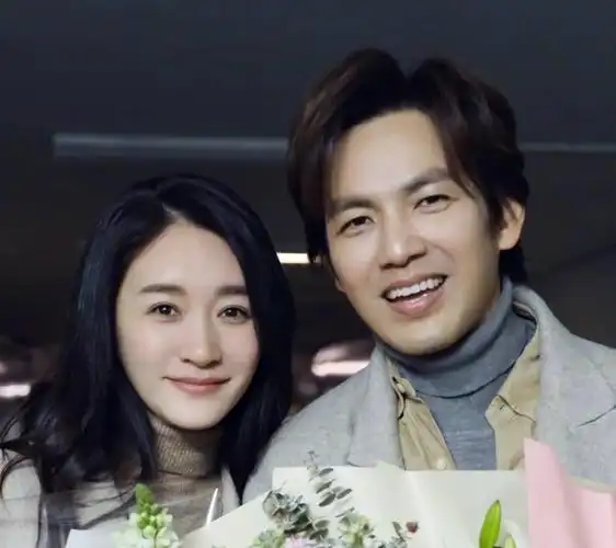 在面对镜头的时候,钟汉良曾经毫不避讳的说:"李小冉的皮肤很白,就像是