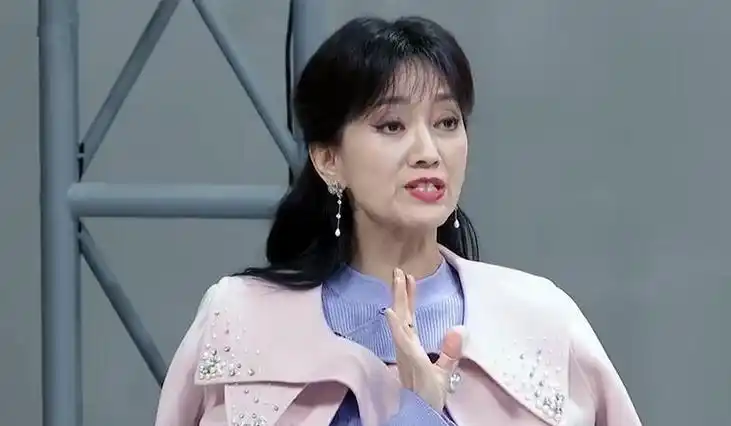同样是参加综艺,叶童满头白发直面衰老,赵雅芝做作装嫩不自然