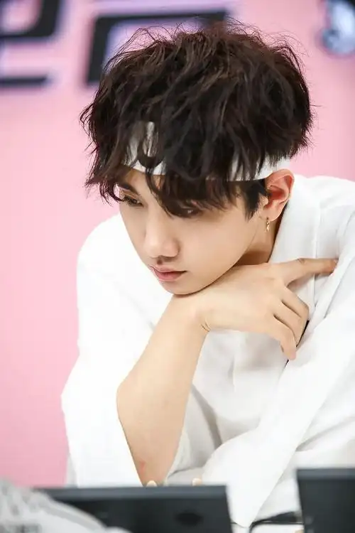 汪苏泷白色造型楼看看能盖多高