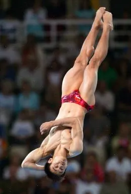 图文-胡佳勇夺跳水10米台金牌 田亮的胆子就很大