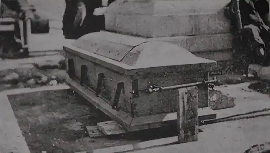 中山陵孙中山遗体为何要深埋地下