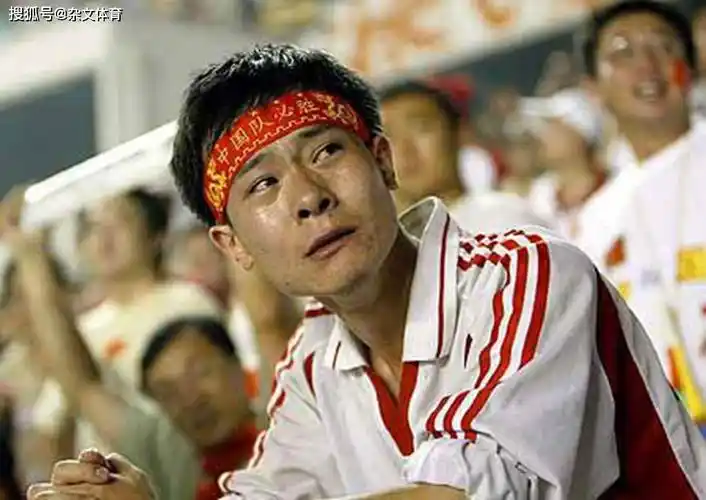 原创中国足球27天内两次失败!李铁前景也堪忧,中超功勋主帅有优势