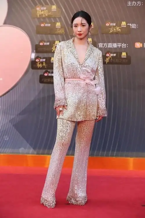 孟美岐不愧是女团出来的不仅唱跳俱佳穿衣也很有气质