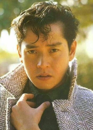 她是张国荣的粉丝,1996年"偷偷"生下谭咏麟的私生子,逼原配出家