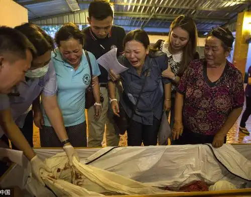 当地时间2016年5月24日,泰国北部清莱府,遇难者亲属见到孩子遗体失声