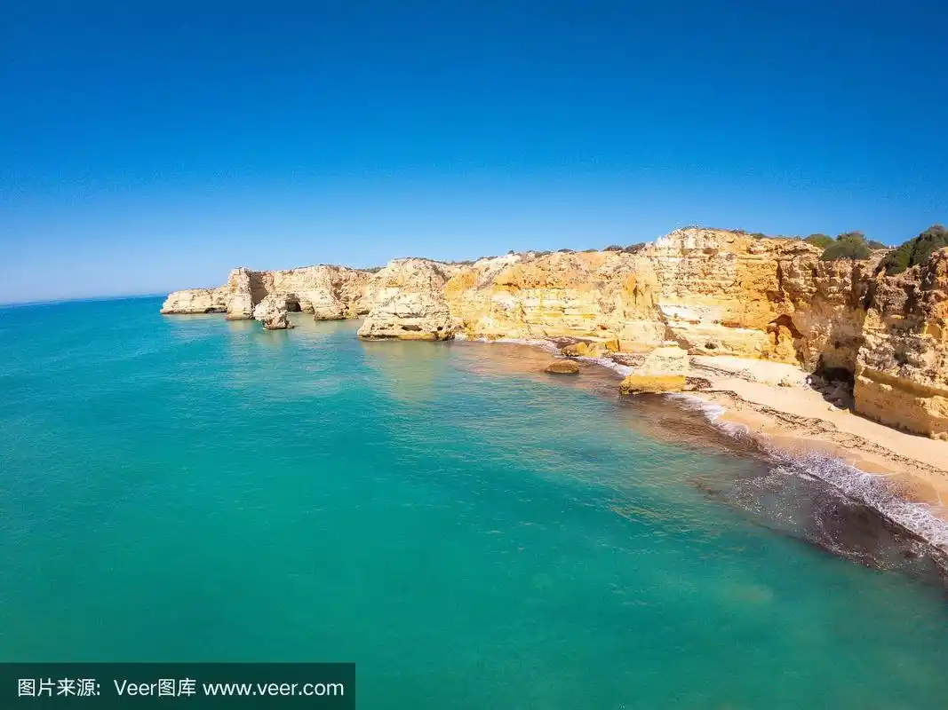 鸟瞰葡萄牙阿尔加维滨海平原.大西洋沿岸的岩层和悬崖