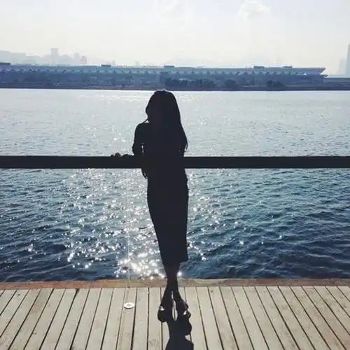 面朝大海春暖花开意境女生图片