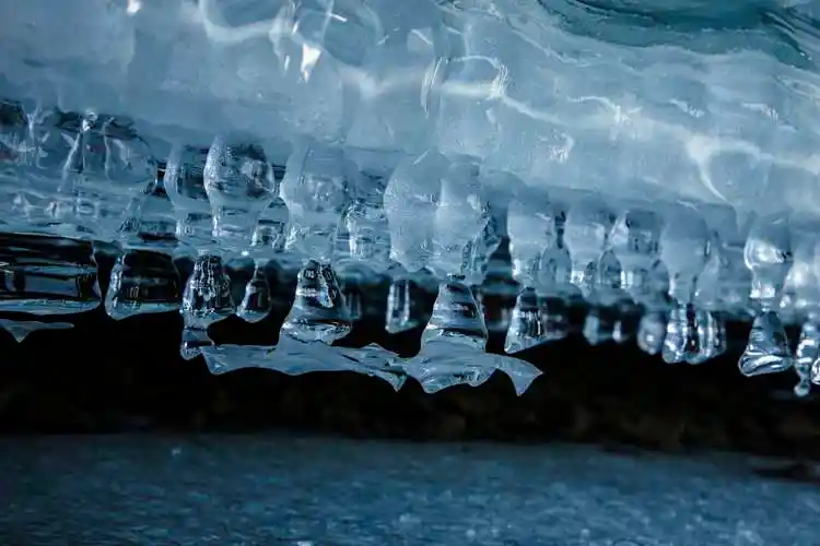 冰的世界是多彩的,晶莹剔透,形态各异的,自然形成的.