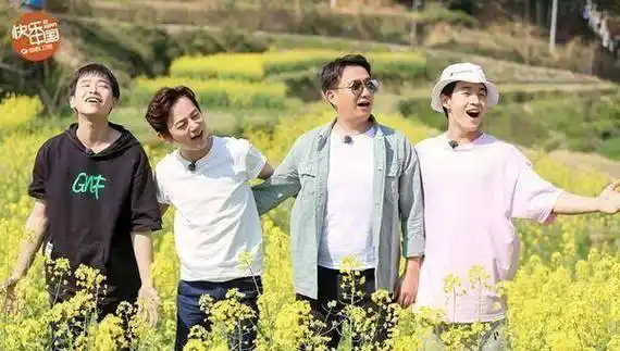 《哈哈农夫》新路透,贾乃亮乡间嗅花心情靓,王源哈欠连天超可爱_生活