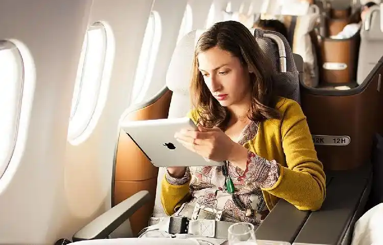 坐飞机有经济舱综合征? 座位上运动可防"栓"