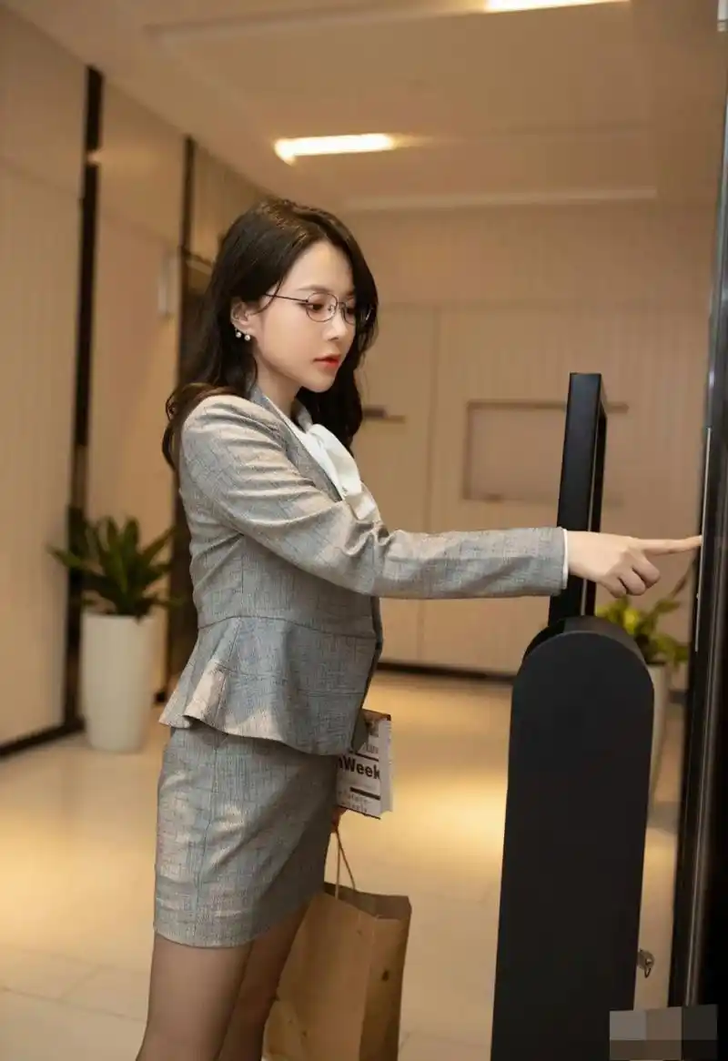 高跟黑丝～职业装女神