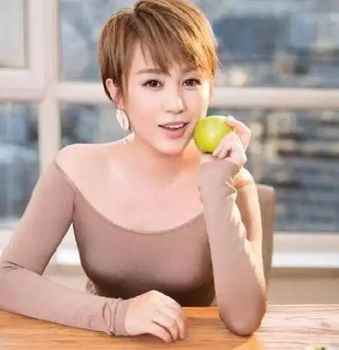 她是著名喜剧人,却嫁给小11岁的"弟弟",如今将近40被宠成公主