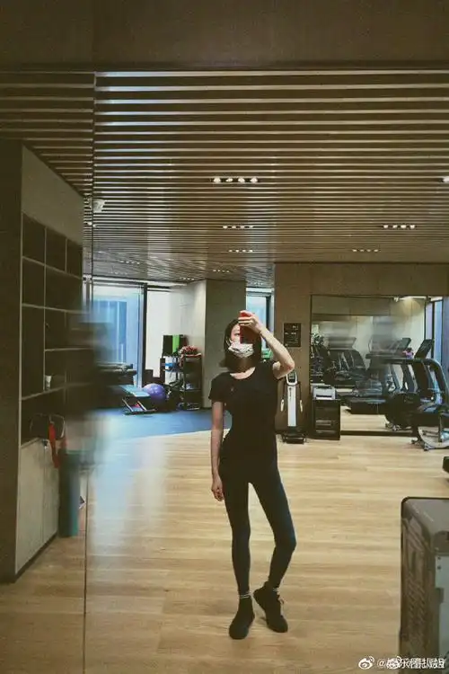 倪妮晒健身随拍三宫格