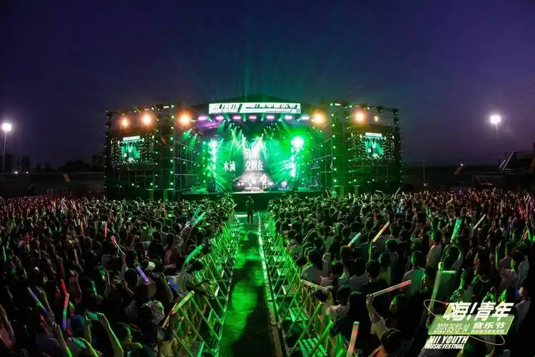 河南一高校上演摇滚盛宴 引上万名大学生觅成长共鸣_音乐节_青年_王靖
