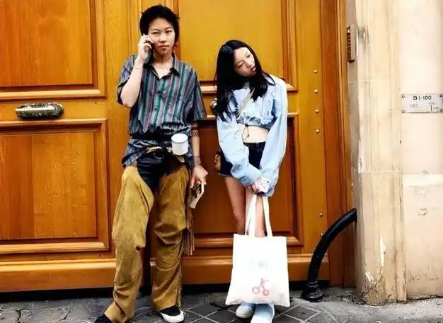 窦靖童李嫣姐妹俩罕见同框一个中性风似男人一个甜美范很少女