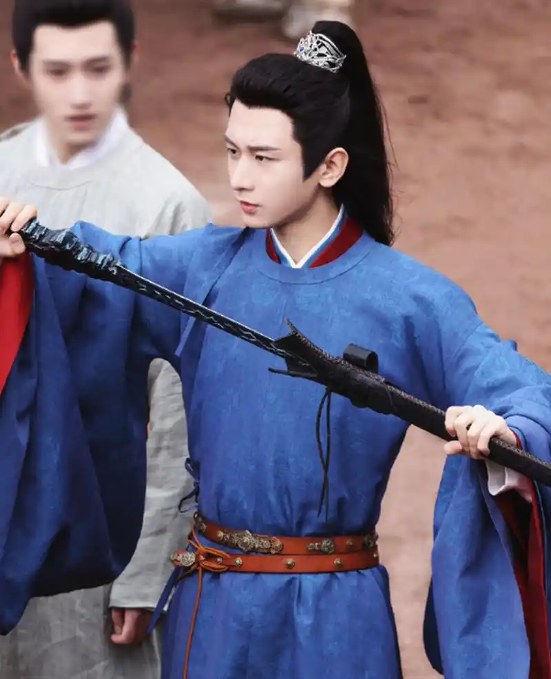 成毅饰演的男主卢云无论是蓝衣执剑还是白衣握剑都很养眼!