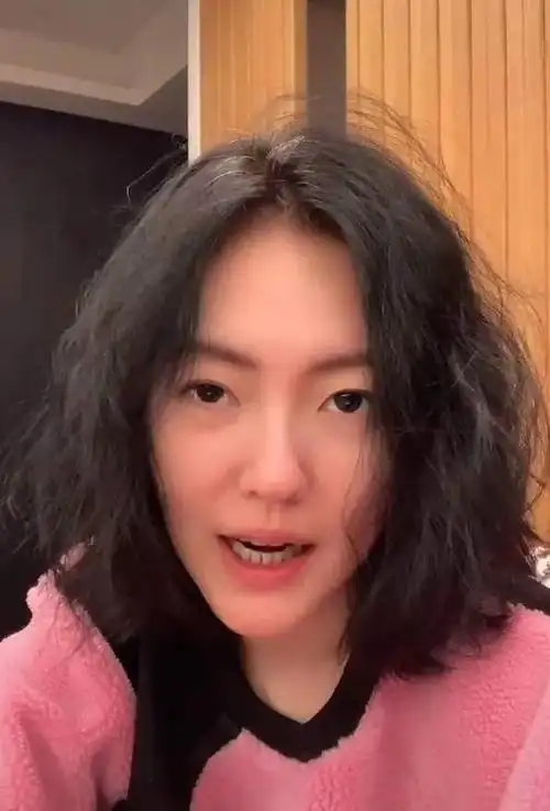 10位女星白发照,高圆圆头顶斑驳,有人已满头雪白