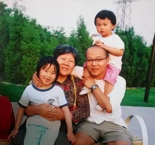 王菲前夫窦唯离婚两次最对不起女儿两份嫁妆背后是深沉的父爱