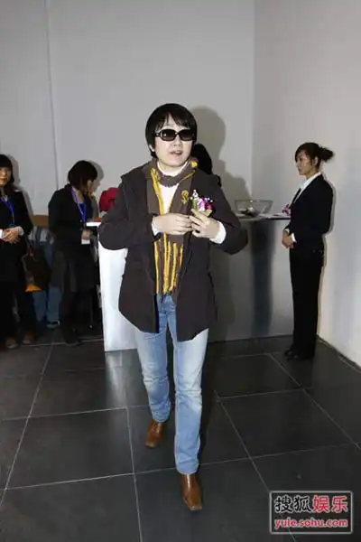 陈好情人节素颜看摄影展 成方圆低调亮相受追捧