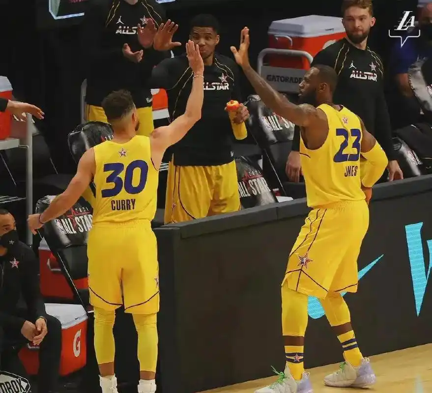 gif创作人# 2018勒布朗vs2021库里,谁的33岁更为璀璨?