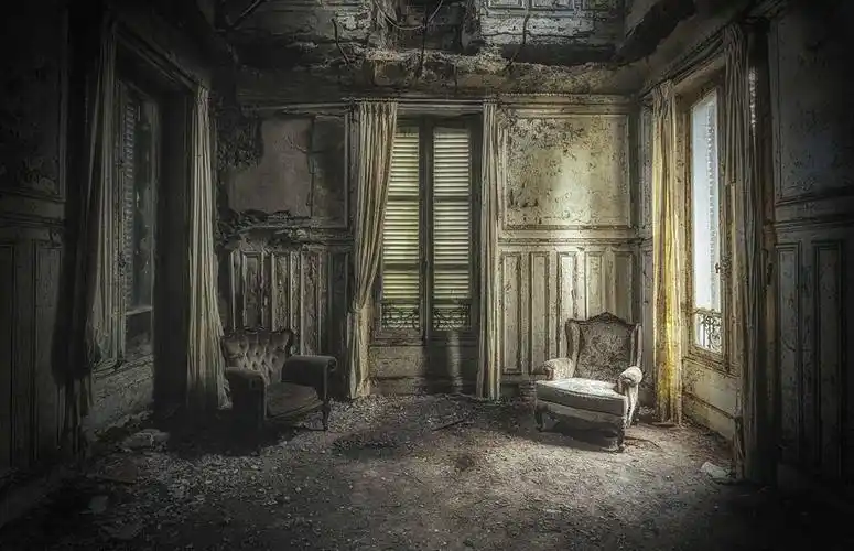 这栋位于法国的废弃城堡几近崩塌,就像恐怖电影中的场景.