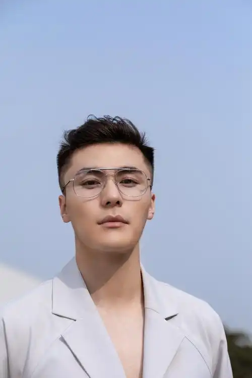 陈昊全新写真上线 演绎初夏盎然生机__凤凰网