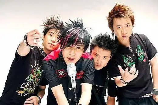 这首《静止》来自于花儿乐队1999年发行的首张专辑《幸福的旁边》.