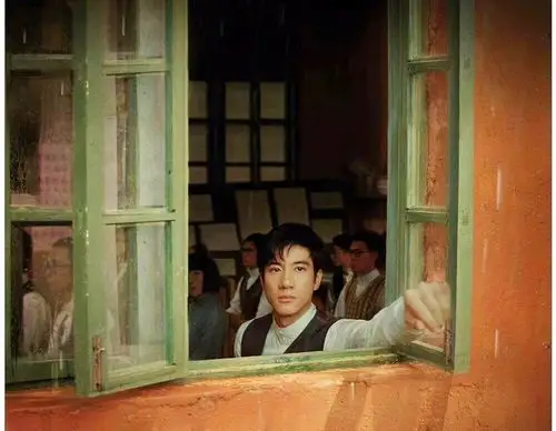 电影里有一个出类拔萃的年轻人叫沈光耀,电影的开始他还在读书