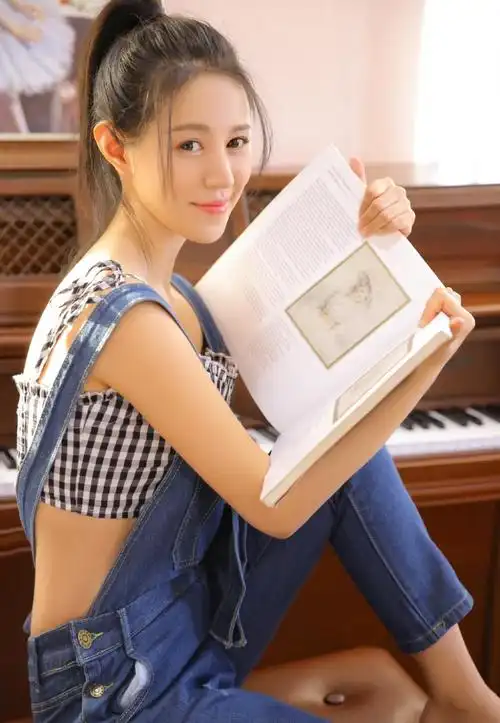 身材修长清瘦美女性感吊带小蛮腰写真