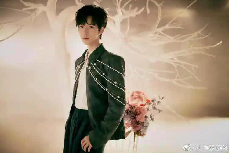 时代少年团西装珍珠链条造型大片~马嘉祺__财经头条