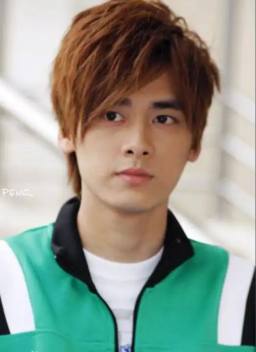 李易峰早年珍藏旧照:一头黄毛青涩照稚嫩,呆萌可爱招人喜欢!