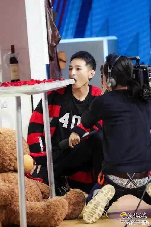 李维嘉微博晒出照片配文现在流行吃桌子拍我的摄像也是心酸