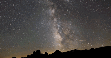 夜空中群星闪耀 刹那间一束束流星划破苍穹 无声无息,一瞬即逝 英仙