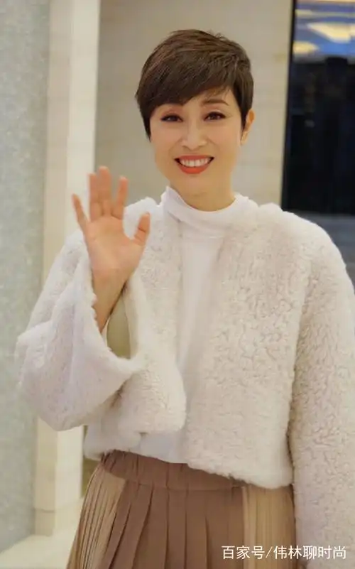 陈法蓉把两块布缝一起当裙子穿不够,还配"贵妇外套",意外时尚