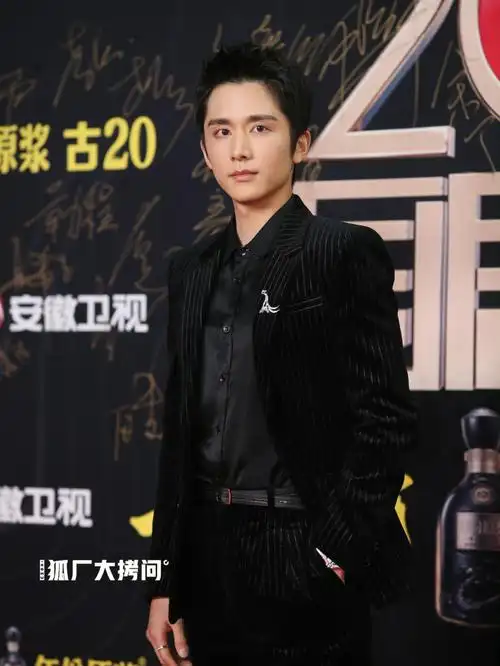 张新成国剧盛典寸头造型又帅又野