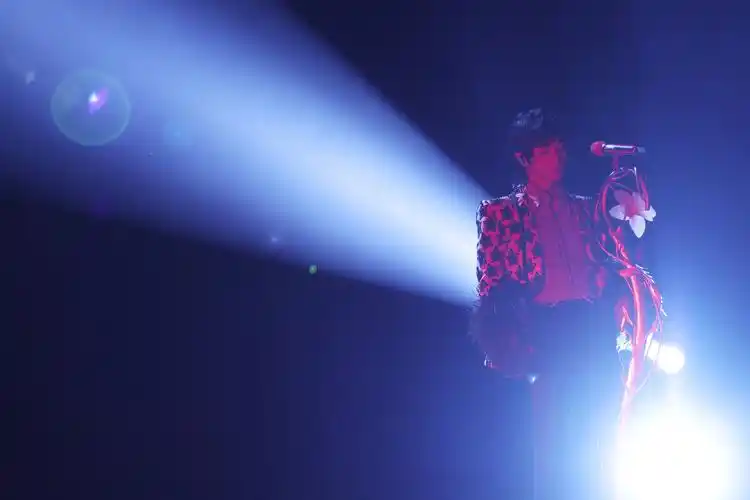 华晨宇湖南卫视跨年晚会连唱全新原创歌曲为新年注入燃力