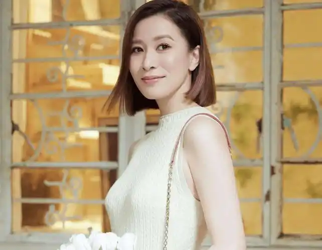 佘诗曼晒与黎姿合影,黎姿肌肤白嫩,佘诗曼穿低领背心事业线傲人