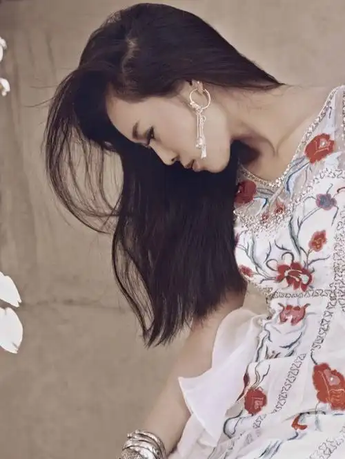 云朵经纪公司经纪人|云朵代言品牌费用|云朵商务合作|云朵平面肖像