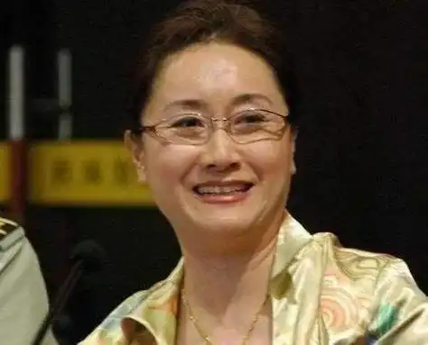 洪金宝女儿40岁未婚,看到照片才明白,网友:这谁敢娶?