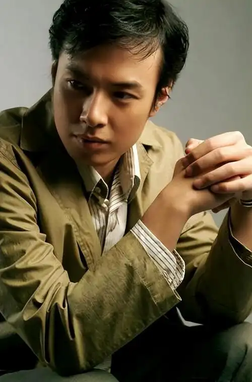 电视剧大全朱铁(演员朱铁:娶圈外美术老师,陪母亲战胜乳腺癌,娱乐圈的