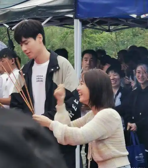 《亲爱的2》还没播,胡一天又有新剧开机,女主角身高差距太大了_作品